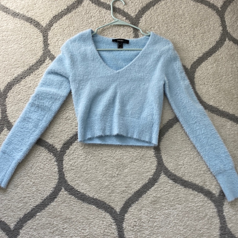 Fuzzy cropped v neck sweater